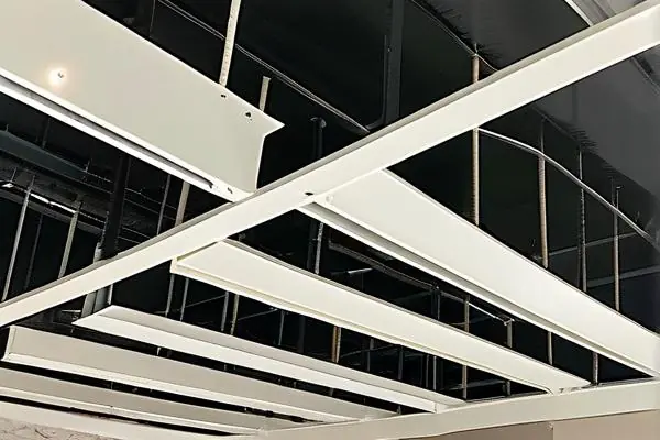 吊頂龍骨布置施工現(xiàn)場