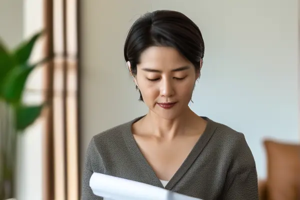 業(yè)主在檢查裝修質量